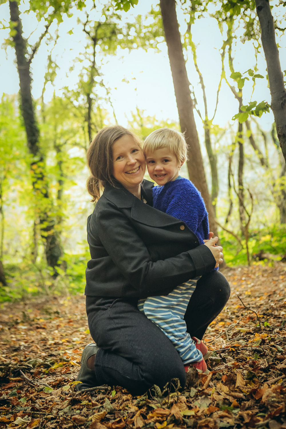 Mama mit Sohn im Herbstwald