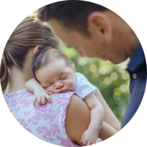 Man merkt sofort, dass sie selbst Mutter ist und super toll mit Kindern und vor allem Neugeborenen umgehen kann und sich auf die Bedürfnisse von Kindern einstellen kann. Sie hat einen tollen Blick für wunderschöne Familienfotos. Wer nicht die Standardfotos aus den bekannten Fotostudios möchte ist bei ihr goldrichtig. – Dagmar